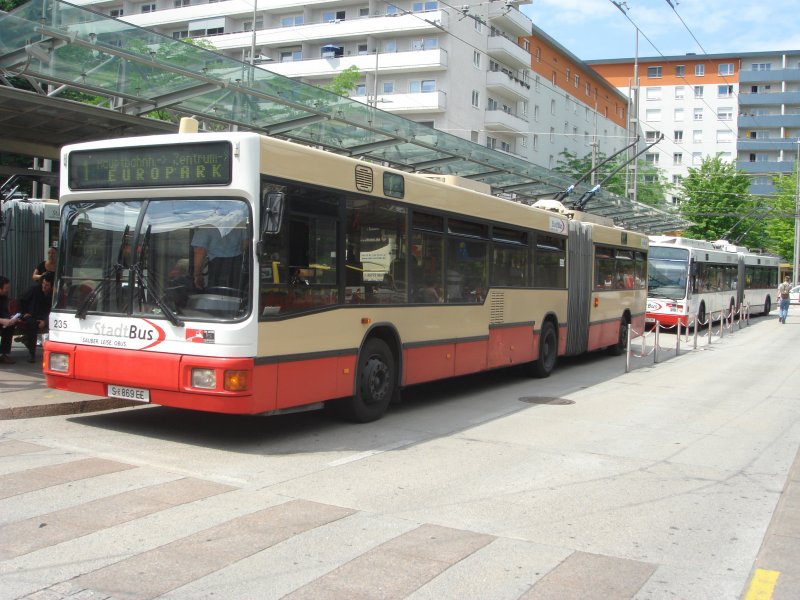 MAN Niederflur 1. Generation als O-Bus Variante am Bahnhof Salzburg Hbf. Aufgenommen am 23.05.07