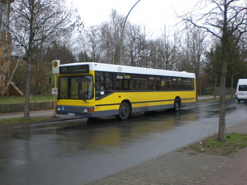 MAN Niederflurbus 1. Generation auf der Linie 175 nach S-Bahnhof Lichtenrade am S-Bahnhof Schichauweg.