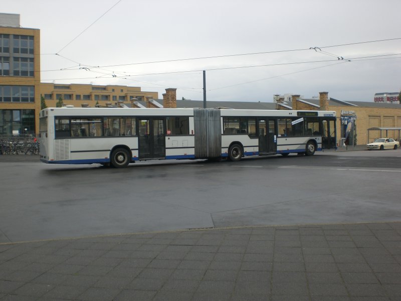 MAN Niederflurbus 1. Generation auf Betriebsfahrt am Hauptbahnhof.