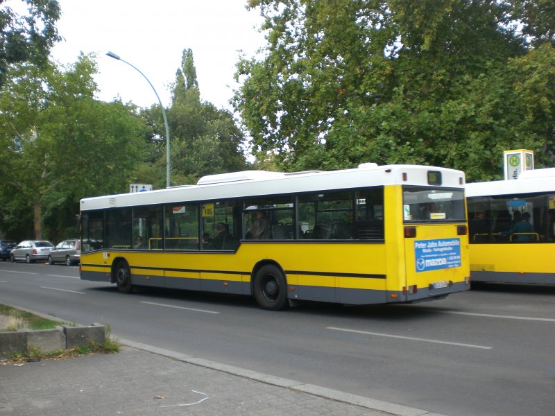 MAN Niederflurbus 1. Generation auf der Linie 106 nach U-Bahnhof Seestrae am U-Bahnhof Nollendorfplatz.