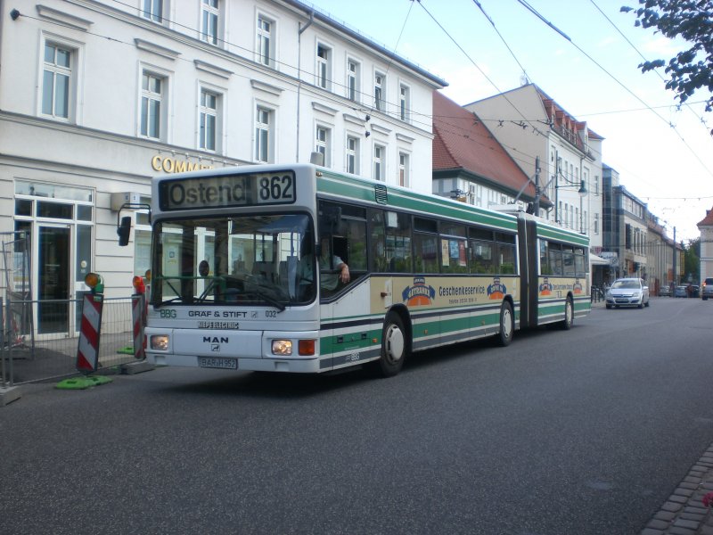 MAN Niederflurbus 1. Generation (Oberleitung) auf der Linie 862 nach Ostend an der Haltestelle Am Markt.