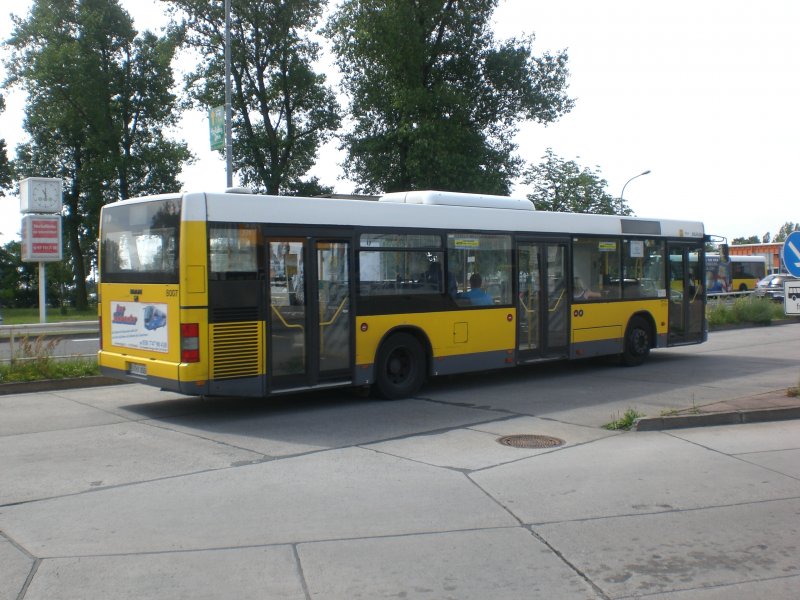 MAN Niederflurbus 2. Generation als SEV fr die S-Bahnlinie 9 zwischen Flughafen Schnefeld und S-Bahnhof Schneweide.
