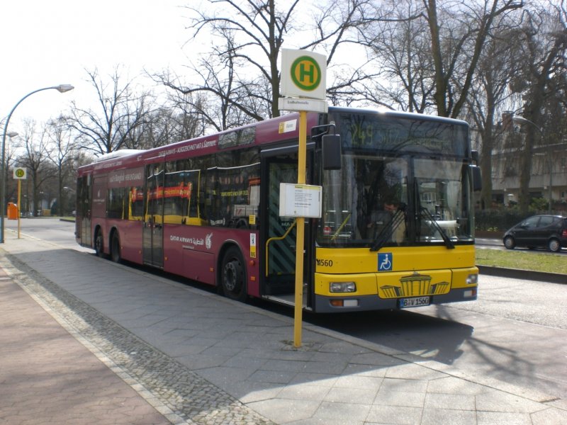 MAN Niederflurbus 2. Generation auf der Linie 249 nach S+U Bahnhof Zoologischer Garten an der Haltestelle Grunewald Roseneck.