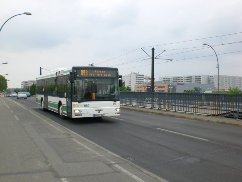 MAN Niederflurbus 2. Generation auf der Linie 893 nach Bernau am S-Bahnhof Hohenschnhausen.