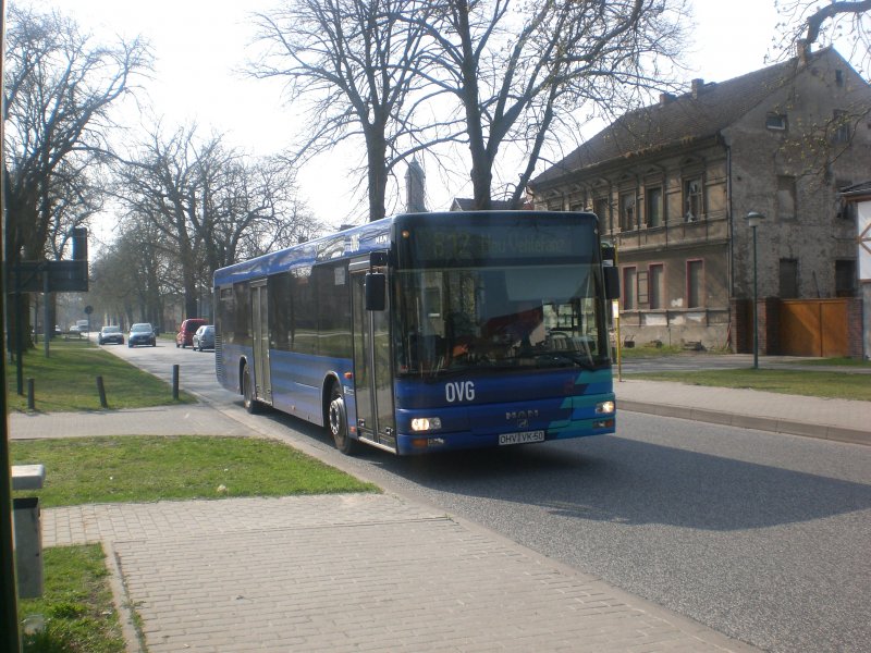MAN Niederflurbus 2. Generation auf der Linie 812 nach Neuvehleranz an der Haltestelle Btzow Kirche.