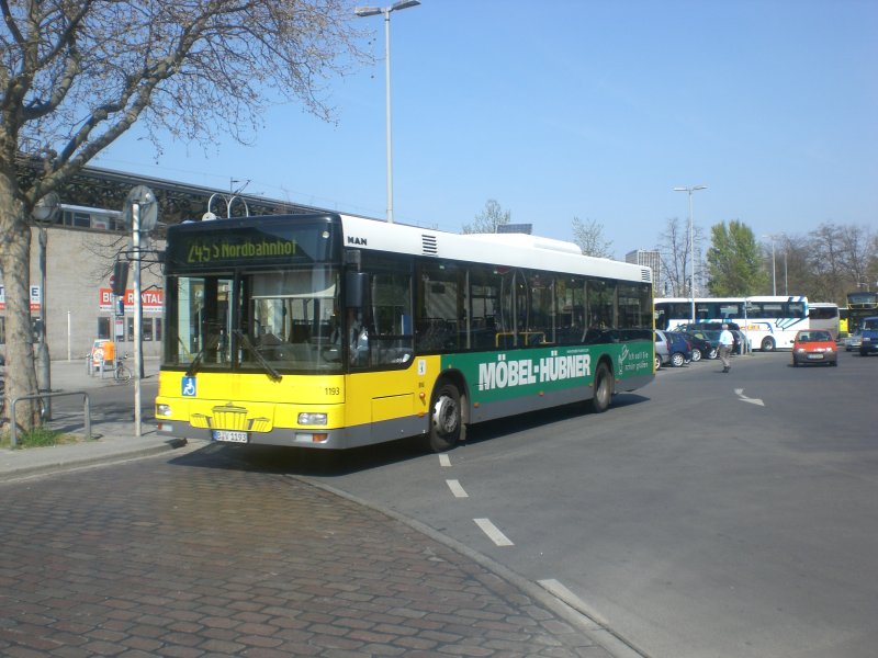 MAN Niederflurbus 2. Generation auf der Linie 245 nach S-Bahnhof Nordbahnhof am S+U Bahnhof Zoologischer Garten.
