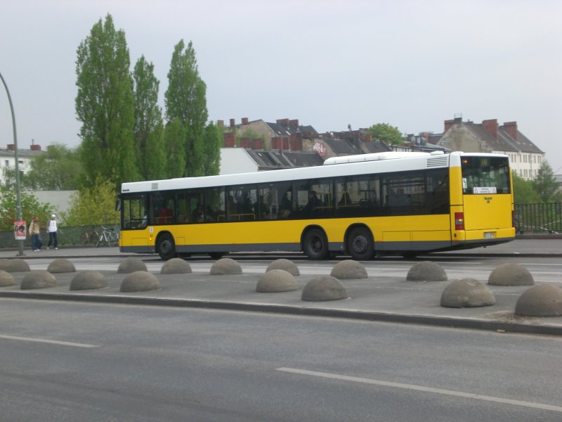 MAN Niederflurbus 2. Generation auf der Linie TXL nach S+U Bahnhof Alexanderplatz am S-Bahnhof Beusselstrae.