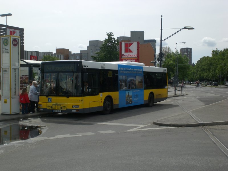 MAN Niederflurbus 2. Generation auf der Linie 247 nach U-Bahnhof Leopoldplatz am S+U Bahnhof Gesundbrunnen.