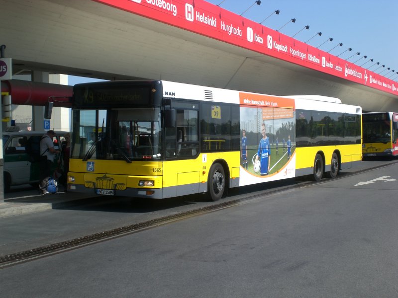 MAN Niederflurbus 2. Generation auf der Linie X9 nach S+U Bahnhof Zoologischer Garten am Flughafen Tegel.