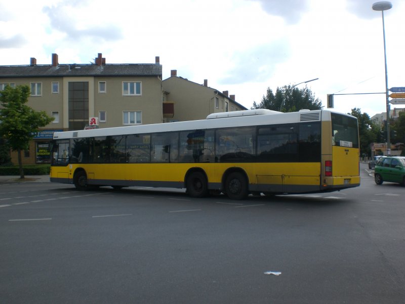 MAN Niederflurbus 2. Generation auf der Linie X7 nach Flughafen Schnefeld am U-Bahnhof Rudow.
