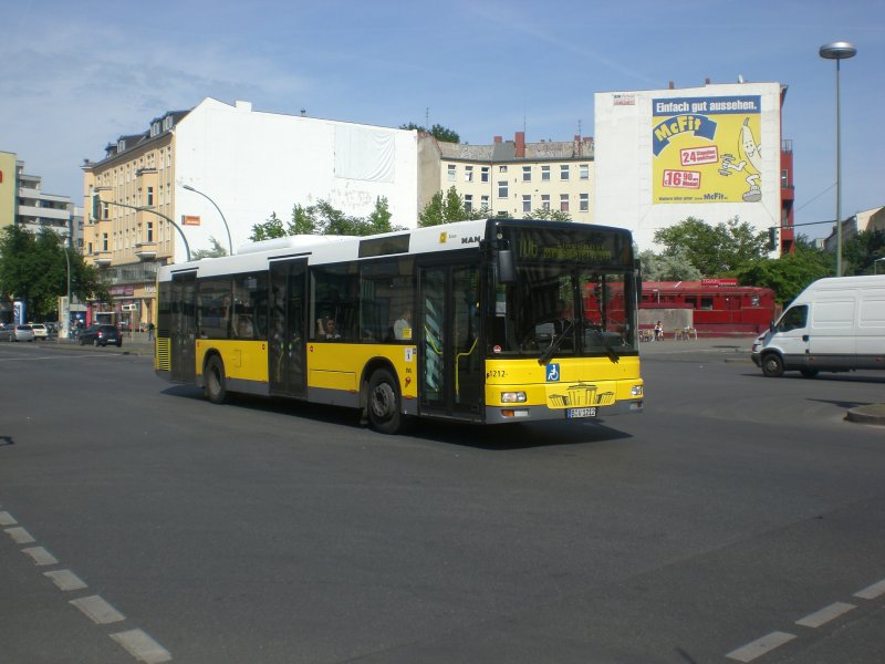 MAN Niederflurbus 2. Generation auf der Linie 106 nach Schneberg Lindenhof am U-Bahnhof Kleistpark.