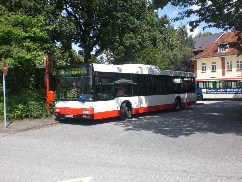 MAN Niederflurbus 2. Generation auf der Linie 118 nach U-Bahnhof Wandsbek-Gartenstadt an der Haltestelle Bramfeld Dorfplatz.