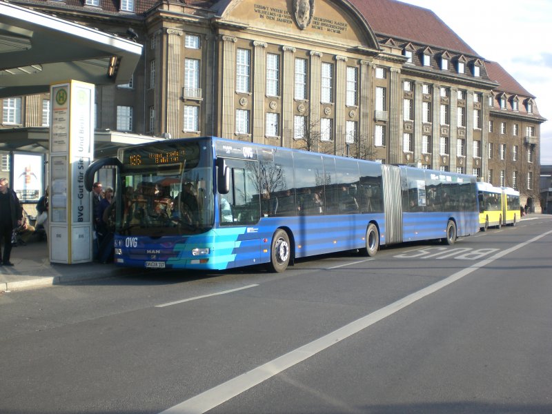 MAN Niederflurbus 3. Generation (Lions City) auf der Linie 136 nach S-Bahnhof Hennigsdorf am S+U Bahnhof Rathaus Spandau.