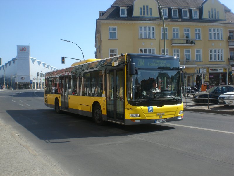 MAN Niederflurbus 3. Generation (Lions City) auf der Linie 284 nach S-Bahnhof Lichterfelde Sd am S-Bahnhof Lichterfelde Ost.