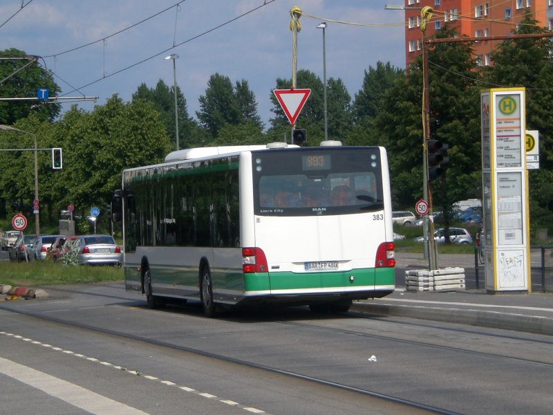 MAN Niederflurbus 3. Generation (Lions City /T) auf der Linie 893 nach Zepernick am S-Bahnhof Hohenschnhausen.
