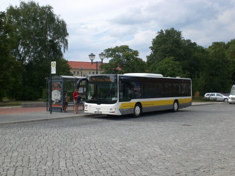 MAN Niederflurbus 3. Generation (Lions City /T) auf der Linie 621 nach S-Bahnhof Teltow Stadt am Bahnhof Ludwigsfelde.