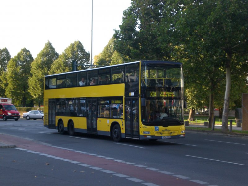 MAN Niederflurbus 3. Generation (Lions City) auf der Linie X34 nach S+U Bahnhof Zoologischer Garten am U-Bahnhof Theodor-Heuss-Platz.