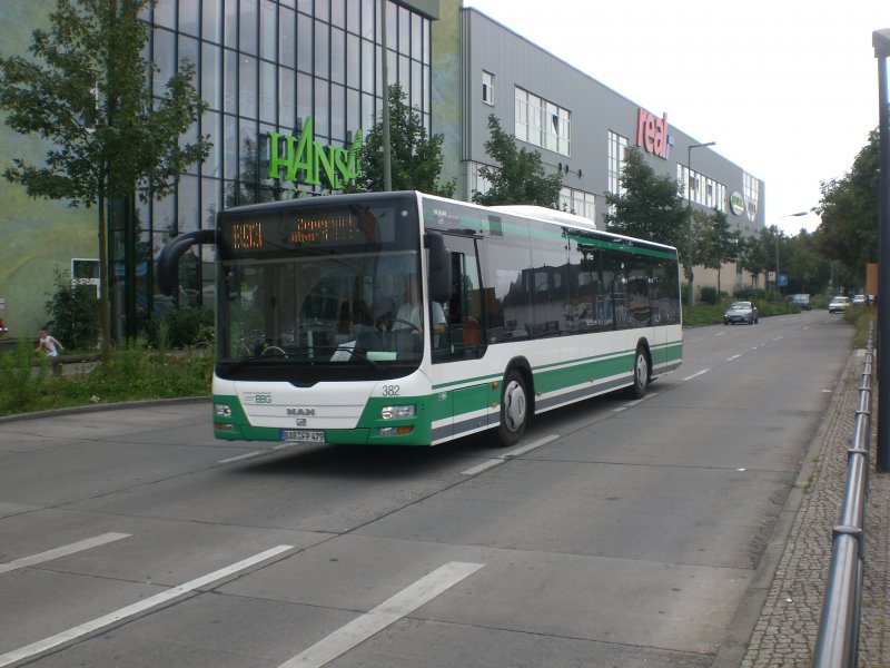 MAN Niederflurbus 3. Generation (Lions City /T) auf der Linie 893 nach Zepernick an der Haltestelle Hohenschnhausen Hansastrae/Malchower Weg.