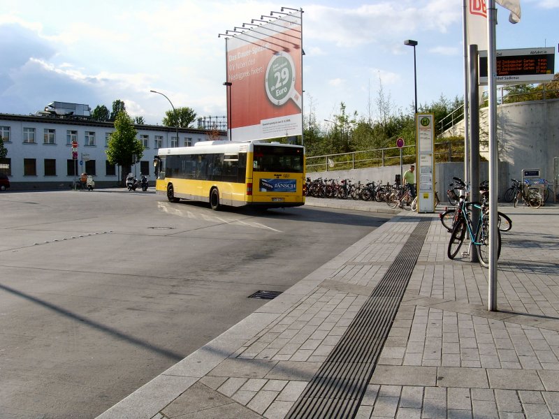 MAN-Niederflurbus verlt die Hst. Bahnhof Sdkreuz,2008
