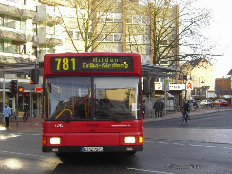 MAN NL 222 (Wagennummer 7245, Baujahr 1998) der Rheinbahn AG Dsseldorf.
Aufgenommen am 06.02.2009.
Ort: Hilden, Gabelung