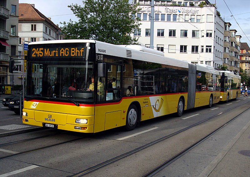 MAN Postauto-Gelenkbus der Linie 245, dahinter weiteres MAN Postauto der Linie 235 beim Goldbrunnenplatz in Zrich, 11. Mai 2009, 18:35