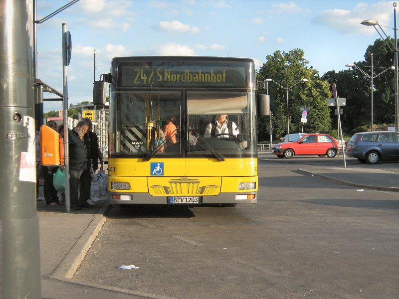 MAN-Stadtbus an der Hst. Gesundbrunnen, Juni 2008 (Linie 247 Leopoldplatz - Nordbahnhof)