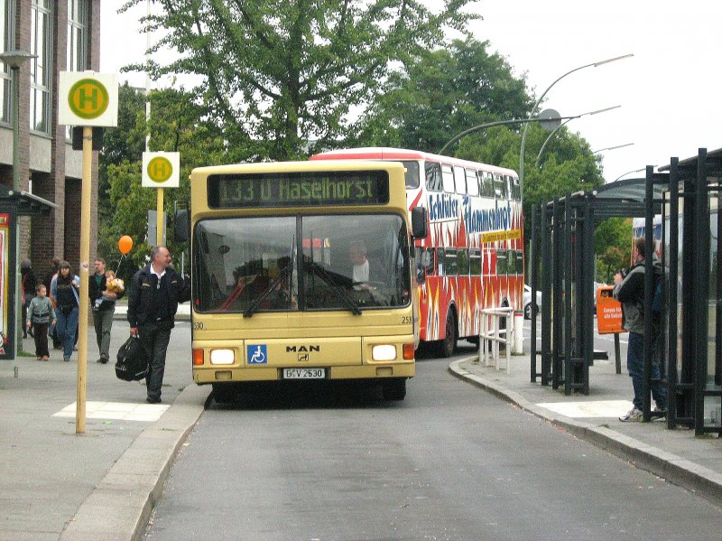 MAN-Stadtbus (vor hist. Doppeldeckerbus) an der Hst. U-Bhf. Alt-Tegel 14.9.2008