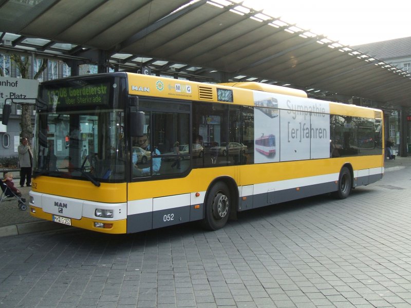 MAN ,Wagen 052 der MVG , Linie 122 von Oberhausen Hbf. nach 
OB Goerdeierstrasse ber Sterkrade.(20.11.2007) 