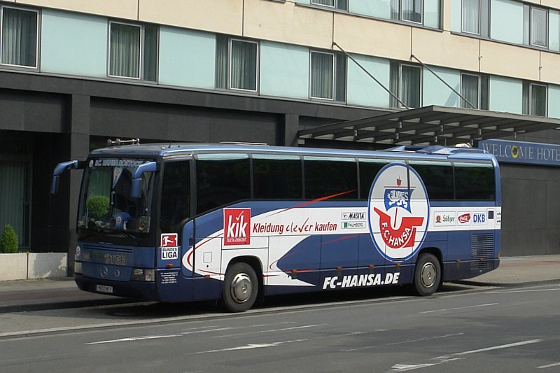 Mannschaftbus des FC Hansa Rostock.
Aufgenommen vor einem Hotel in der Essener Innenstadt.