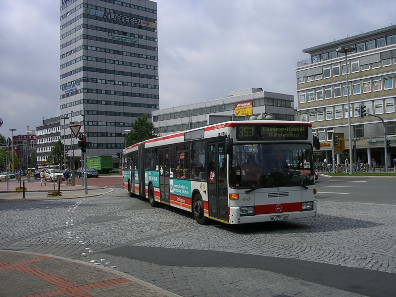 MB 0405GN ,Bogestra Linie 353 nach Catrop Rauxel,Einfahrt im Bochumer Busbahnhof.(05.08.2008)