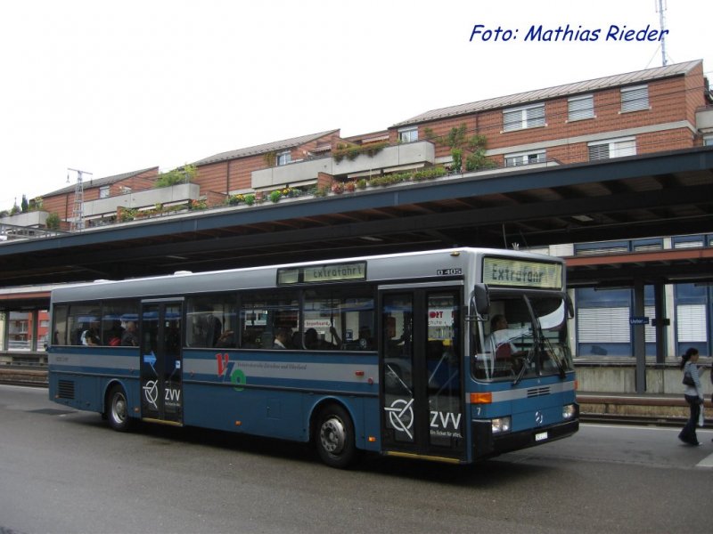 MB 405 Nr. 7  Reisewagen  Der VZO auf einer Extrafahrt in Uster Bahnhof, am 23.08.08