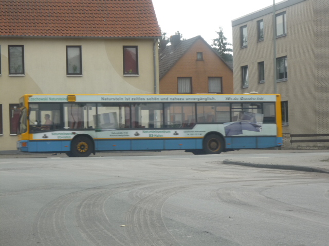 MB Bus der Verkehrslinien-Gesellschaft Gifhorn kurz vor der Haltestelle Wasserturm.