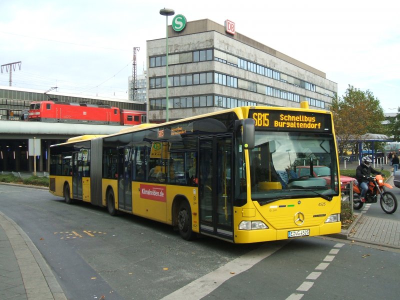 MB Citaro Gelenkbus,Wagen 4525 , als SB 15 von Essen Hbf. nach Burgaltendorf.(31.10.2007)