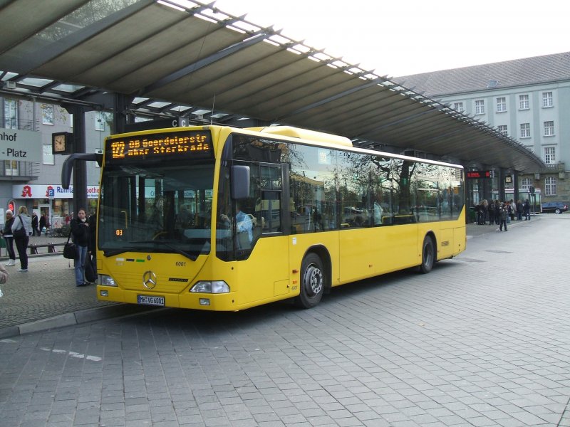 MB Citaro,Wagen 6001 der MVG(Mlheim/Ruhr),Linie 122,
von Oberhausen Hbf. nach OB - Goerdeierstr. ber Sterkrade.
(20.11.2007)