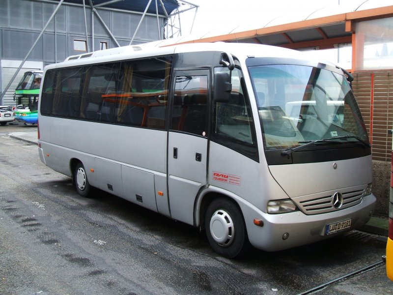 MB Medio Kleinbus mit 28 Sitzen,der Rau Touristik,
in Dannstadt,Dank an den Busfahrer in Kln Bbf.(01.09.2007) 