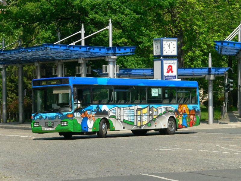 MB O 407, Wagen 12/8370 der Autobus Sachsen bei der Ausfahrt aus dem Chemnitzer Omnibusbahnhof im Juli 2007