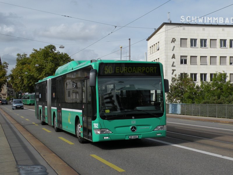 MB O 530 G CNG Citaro der BVB mit der Betriebsnummer 702 fhrt auf der Linie 50 Richtung Bahnhof SBB. Die Aufnahme stammt vom 11.10.2009.