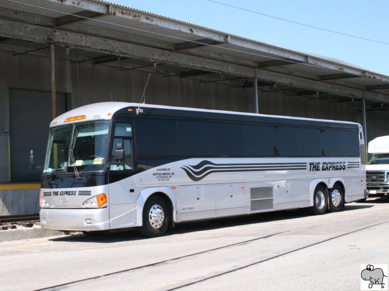 MCI D4505 des amerikanischen Busunternehmens  Shuttle Service - The Express  aus Hattiesburg, Mississippi. Aufgenommen am 23. September in Charleston, South Carolina.