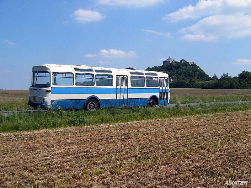 Mein Freund aus Pardubicer Universitt hat sich diesen Karosa SL11 als einen Bus-veteran gekauft. Hier hatte ich den Bus bei Nemcice (10 km nrdlich von Pardubice) mit dem einzigen Berg in Umgebung, der Kuneticka hora, mit einem Burg am Gipfel, fr Ihn fotografiert den 25. 5. 2005.