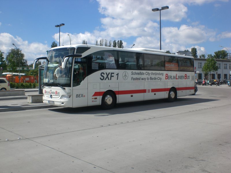 Mercedes-Benz O 340, O 350 (Tourismo) als Shuttelbus SXF1 nach Flughafen Schnefeld am S-Bahnhof Sdkreuz.