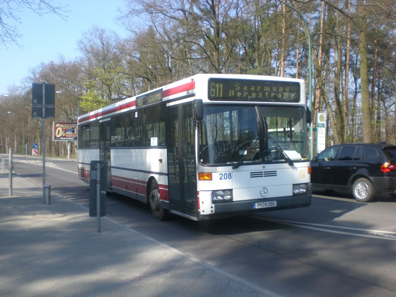 Mercedes-Benz O 405 (Hochflur-Stadtversion) auf der Linie 611 nach Saarmund Bergstrae am Bahnhof Rehbrcke.