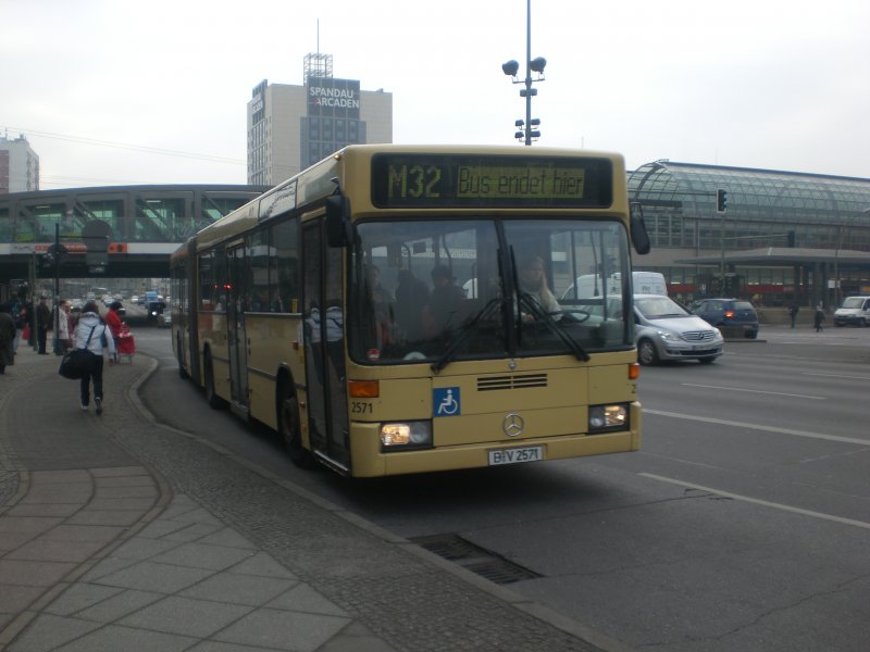 Mercedes-Benz O 405 N (Niederflur-Stadtversion) auf der Linie M32 am S+U Bahnhof Rathaus Spandau.