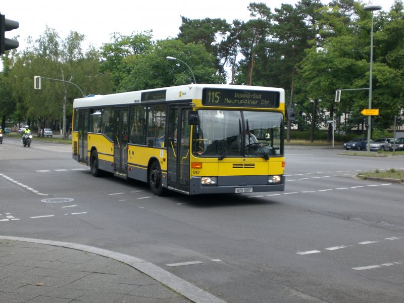 Mercedes-Benz O 405 N (Niederflur-Stadtversion) auf der Linie 115 nach Dppel-Sd Neuruppiner Strae am U-Bahnhof Oskar-Helene-Heim.