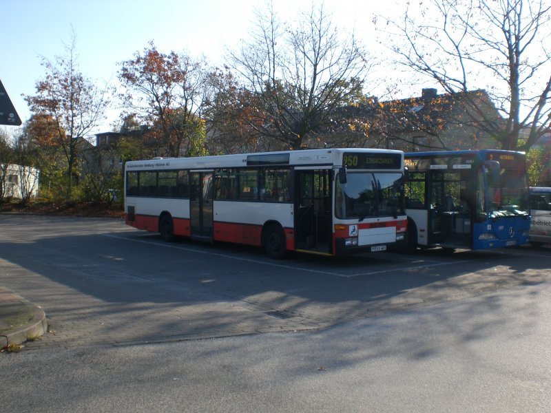 Mercedes-Benz O 405 N (Niederflur-Stadtversion) auf der Linie 950 an der Haltestelle Schenefelder Platz.