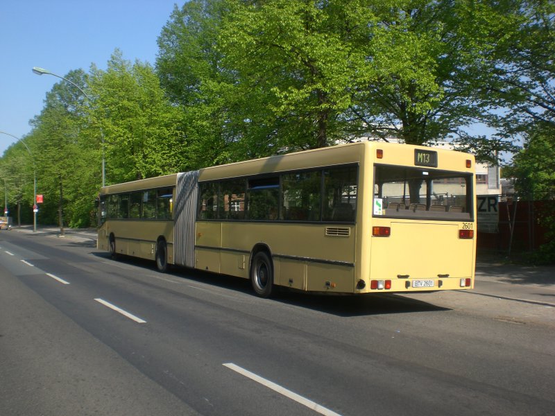 Mercedes-Benz O 405 N (Niederflur-Stadtversion) als SEV fr die Straenbahnlinie M13 zwischen der Haltestelle Wedding Virchow-Klinikum und der Haltestelle Weiensee Gustav-Adolf-Strae. 