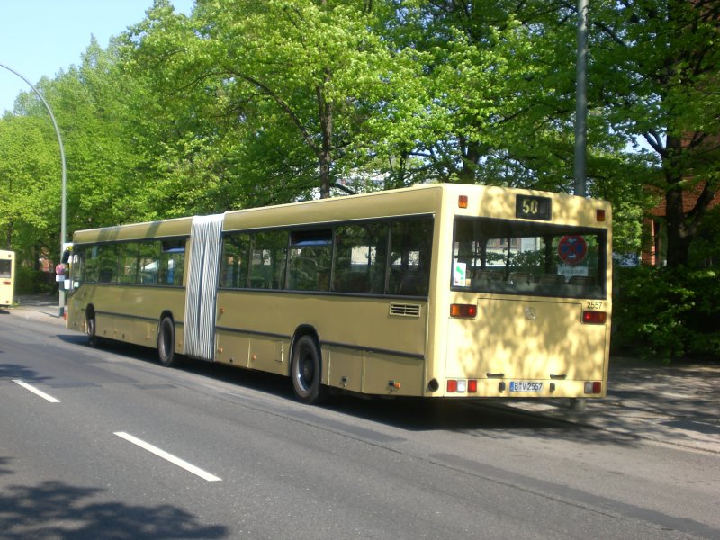 Mercedes-Benz O 405 N (Niederflur-Stadtversion) als SEV fr die Straenbahnlinie 50 zwischen der Haltestelle Wedding Virchow-Klinikum und der Haltestelle Pankow Kirche. 