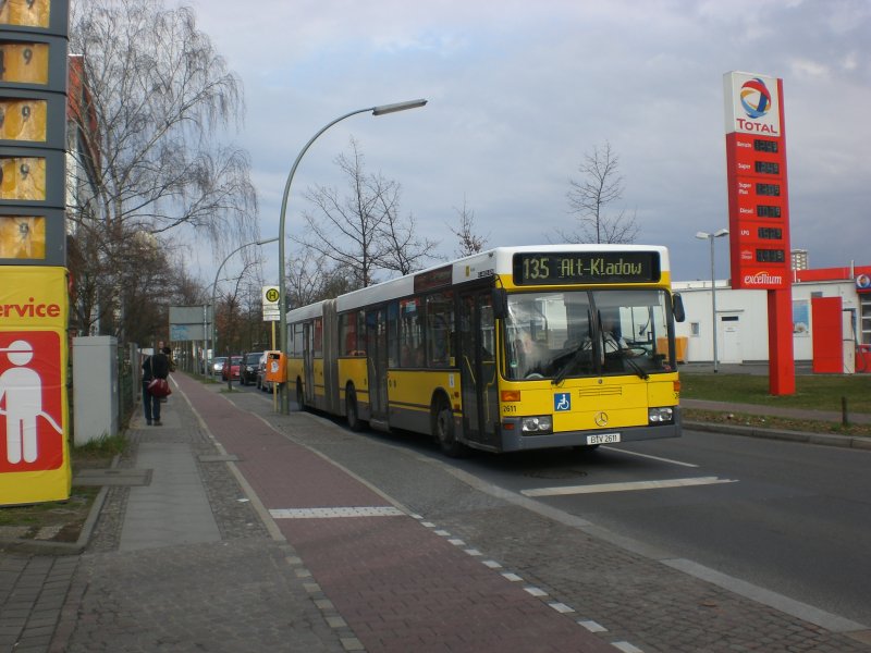 Mercedes-Benz O 405 N (Niederflur-Stadtversion) auf der Linie 135 nach Alt-Kladow an der Haltestelle Spandau Heerstrae/Wilhemstrae.