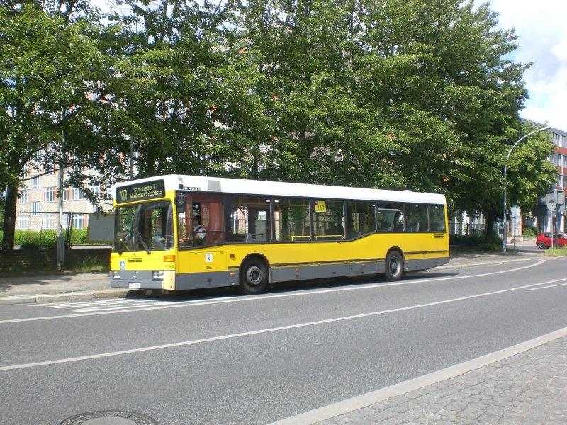 Mercedes-Benz O 405 N (Niederflur-Stadtversion) auf der Linie 117 nach Stahnsdorf Waldschnke an der Haltestelle Teltow, Warthestr/Zum Techno Terrain.
