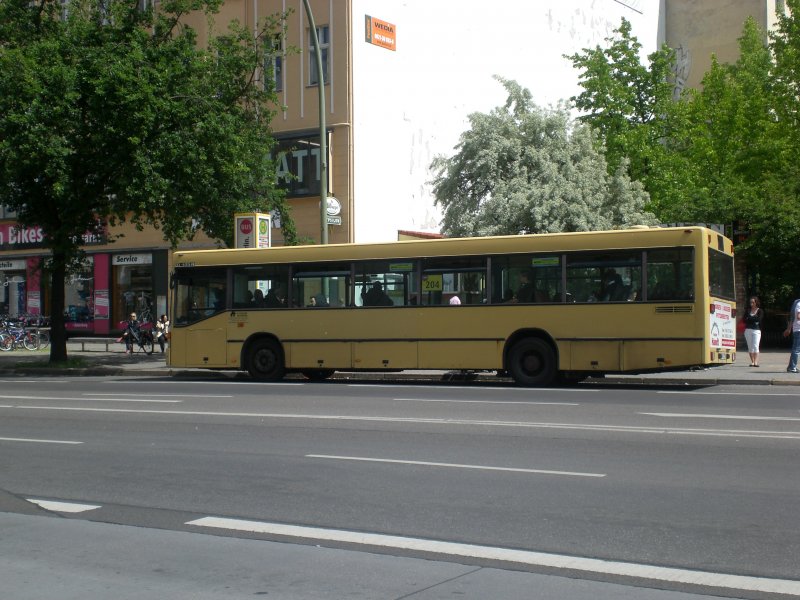 Mercedes-Benz O 405 N (Niederflur-Stadtversion) auf der Linie 204 nach S+U Bahnhof Zoologischer Garten am U-Bahnhof Kleistpark.
