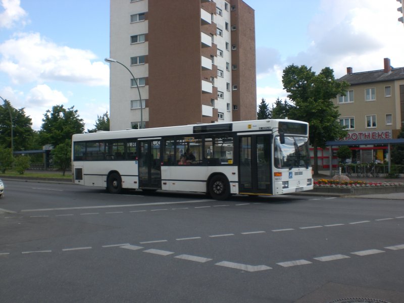 Mercedes-Benz O 405 N (Niederflur-Stadtversion) auf der Linie 271 nach Rudow Gockelweg am U-Bahnhof Rudow. 